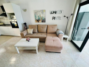 Ocean Front Cozy 2 Bedroom, 3 beds SPACIOUS- Netflix, POOL, Beach Lift & Fast WIFI